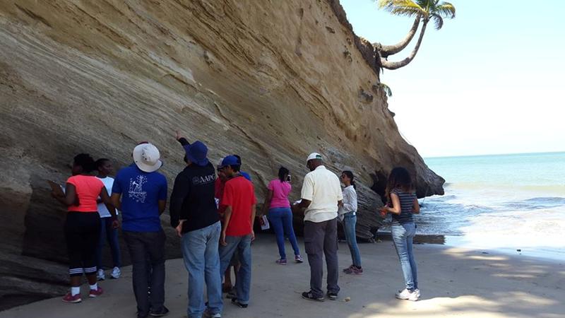 
The group observes changes in grain size / texture from the tranzitional zone facies at the base to the lower shoreface deposits at the top (Icacos Village, Cedros)